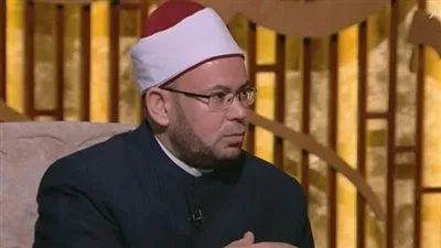 عالم أزهري يوضح حكم إعطاء الصدقة للمتسول