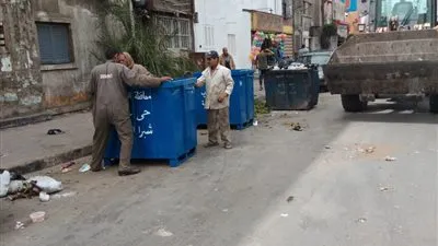 توزيع 93 صندوق بتكلفة 400 ألف جنيه لجمع القمامة بغرب شبرا الخيمة (صور)