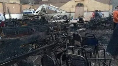 إيد واحدة.. مسلمون يشاركون الأقباط في إخماد حريق كنيسة مار جرجس بالمنيا 