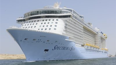 عبور أكبر سفينة ركاب في العالم لقناة السويس (صور)