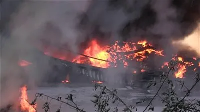 اندلاع حريق ضخم بمخزن للمواد الكيماوية والبلاستيكية فى الجزائر (فيديو)