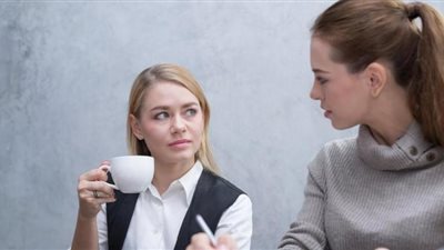 علامات تدل على أن إحدى زميلاتك في العمل لا تُحبك