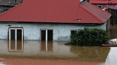 قتلى وآلاف النازحين عقب فيضانات شديدة في إندونيسيا