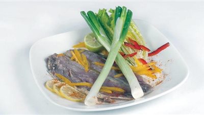 في شم النسيم.. اعرف فوائد تناول البصل الأخضر مع الفسيخ والرنجة 