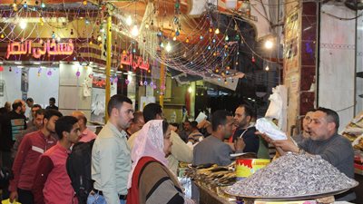 قبل ساعات من شم النسيم.. سوق الملوخية بدمنهور قبلة المواطنين لشراء الفسيخ والرنجة والسردين (فيديو وصور)