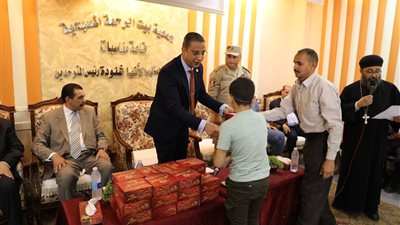 محافظ سوهاج ومدير الأمن يشاركان أطفال جمعية بيت الرحمة فرحتهم بعيد القيامة (صور)