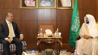 وزير الشؤون الإسلامية يبحث الموضوعات المشتركة مع السفير البريطاني