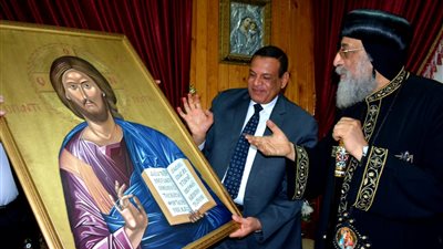 محافظ البحيرة يهدي البابا تواضروس لوحة لأيقونة دينية بمناسبة عيد القيامة المجيد (صور)
