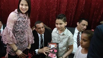 محافظ البحيرة يتوزع الهدايا على الأطفال احتفالًا بعيد القيامة المجيد (صور)