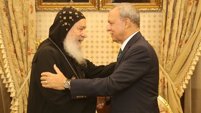 محافظ قنا يزور كنيسة الشهيدة دميانه بنقادة ومطرانية الأقباط الأرثوذوكس بمدينة قنا (صور)