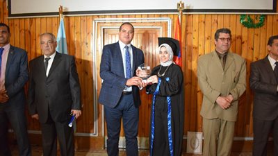 رئيس جامعة سوهاج يشهد حفل تخريج الدفعة ٤٠ من آداب إعلام 