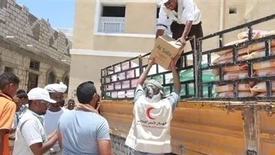 الإمارات تسير قافلة تحمل 221 طنا من المواد الغذائية لأهالي حضرموت
