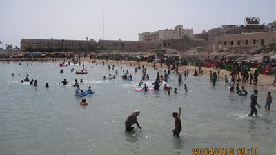 استمرار توافد المواطنون على شواطئ البحر الأحمر لقضاء عطلة شم النسيم
