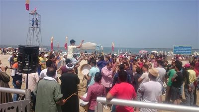 مهرجانات شعبية واحتفالات على شواطئ دمياط (صور)