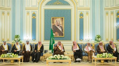 خادم الحرمين يستقبل الأمراء والمفتي والعلماء