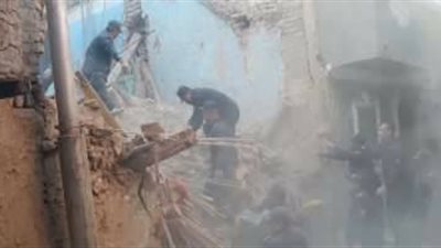 مصرع شقيقتين والبحث عن مصابين أو ضحايا في انهيار منزل قديم بسوهاج