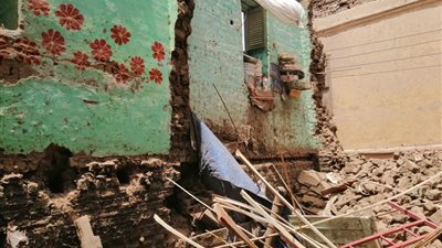 وفاة شقيقتين واستخراج 4 مصابين من أسفل منزل منهار بسوهاج