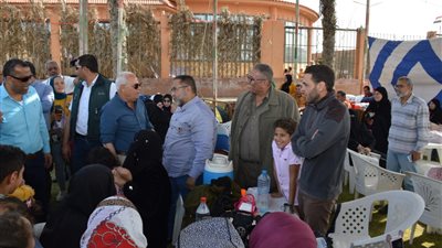 محافظ بورسعيد يلتقي المواطنين على الشاطئ أثناء احتفالهم بشم النسيم