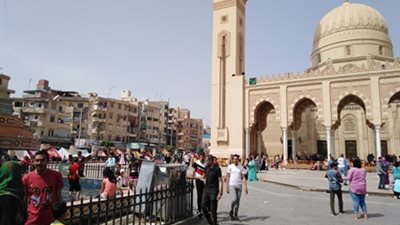مواطنين يقضون عيد شم النسيم بمسجد السيد البدوي بطنطا (صور)