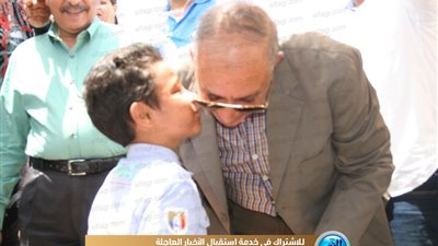 المواطنين يستقبلون محافظ البحر الأحمر بالأغاني الوطنية خلال احتفالتهم بشم النسيم (صور) 