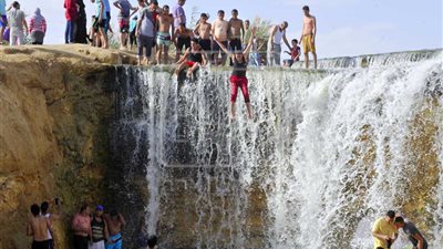 إقبال كثيف من المواطنين والوافدين على شلالات وادي الريان وعين السليين للاحتفال بشم النسيم بالفيوم (صور)  