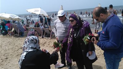 رئيسة جمصة تستقبل الزائريت بالورود (صور)