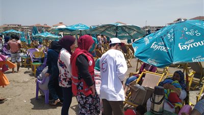 فرق الهلال الأحمر المصري تسعف المصطافين بدمياط (صور)