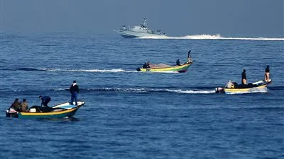 الاحتلال يقلص مساحة الصيد في بحر قطاع غزة