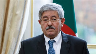 رئيس وزراء الجزائر السابق يصل إلى المحكمة 