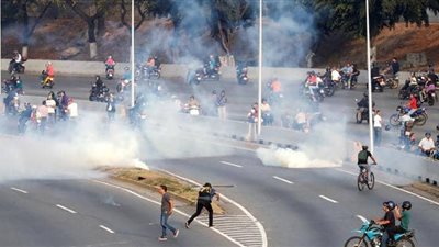 حرب شوارع بعاصمة فنزويلا.. وأنصار مادورو يتحركون ضد الانقلاب