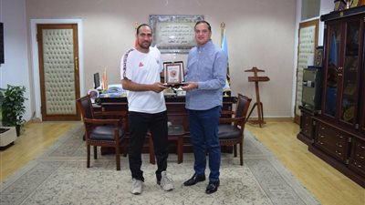 بعد حصوله على كأس إفريقيا.. رئيس جامعة سوهاج يكرم مدرب منتخب مصر للكرة الشاطئية سيدات