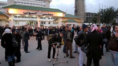 نواب أكراد يعتصمون أمام البرلمان التركي 