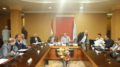 محافظ كفرالشيخ يتابع خطة تنفيذ مشروعات الصرف الصحى بـ 99 قرية بالتعاون مع بنك الاستثمار الأوروبي