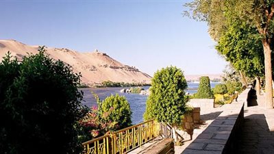 2000 زائر مصري و200 أجنبي يزورون حديقة النباتات بأسوان