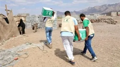 سلمان للإغاثة يوزع 2000 كرتون تمر للنازحين إلى مأرب