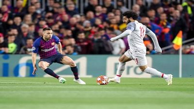 العارضة تحرم محمد صلاح من هدف مؤكد أمام برشلونة 