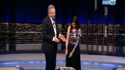 تامر أمين يحتفل بعيد ميلاد ياسمين الخطيب على الهواء.. والأخيرة: 