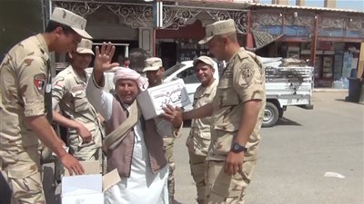 القوات المسلحة توزع نصف مليون حصة غذائية بنصف الثمن (فيديو)