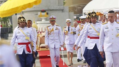 ملك تايلاند يتزوج مسؤولة بوحدة أمنه الخاص وينصبها ملكة (صور)