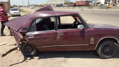 آثار حادث تصادم سيارتين 