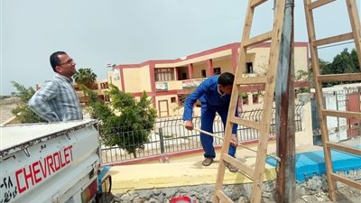 بدء دهان أعمدة الإنارة بقرية 