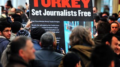 العفو الدولية: تركيا أكبر سجن في العالم للصحفيين 