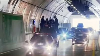 لحظة عبور الرئيس السيسي أنفاق قناة السويس الجديدة (فيديو)