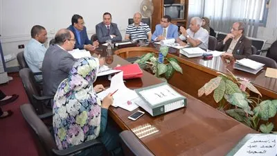 رئيس جامعة سوهاج يتابع خطوات كلية الطب البشري لتجديد الاعتماد