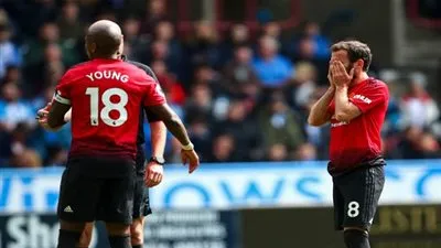 مانشستر يونايتد يبتعد عن دوري أبطال أوروبا بعد التعثر أمام هيدرسفيلد 