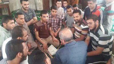 المحرصاوي يؤدي الصلاة مع ابنائة من طلاب المدينة الجامعية بالأزهر  