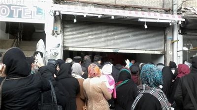 تأزم الأوضاع الاقتصادية.. زحام للحصول على السلع فى إيران