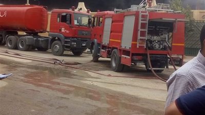 15 سيارة مطافئ للسيطرة على حريق مصنع بدر (صور)