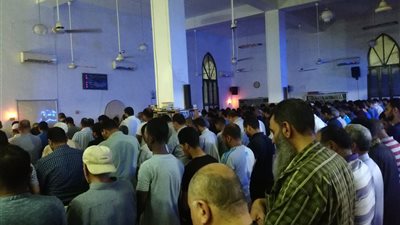 الآلاف المصلين يؤدون صلاة التراويح بمساجد السويس (صور)