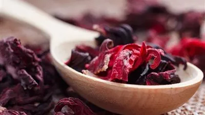 وصفات من الكركديه لحماية شعرك من التلف والتساقط